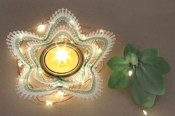 667 Klöppelbrief  Blüte „Christrose“ für Teelichthalter